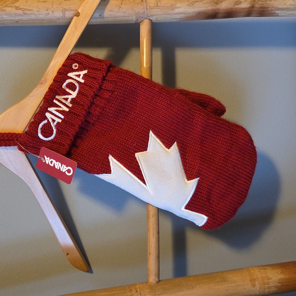 Hudson’s Bay Canadian Maple Leaf 🍁 Red Olympic Knit Mitten - WALL DECOR- 2010